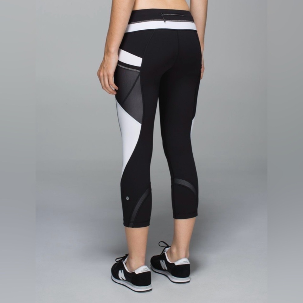 Lululemon Run: Inspire Crop II *All Full-On Luxtreme
Black / White sz 8 EUC